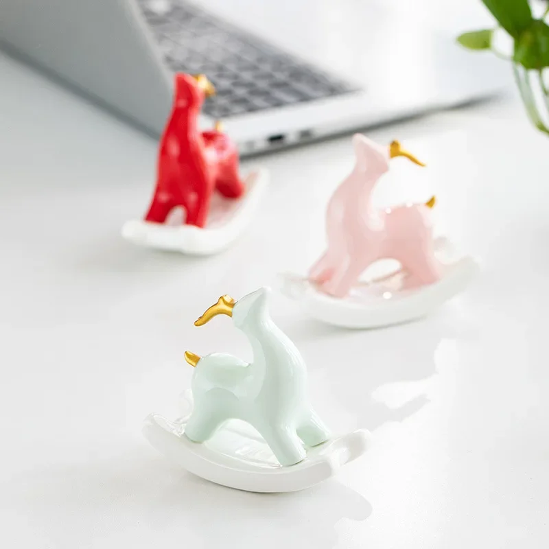 Creative cute rocking deer ceramic ornaments, modern minimalist decorations, fun tea pet pen holders, home desktop furnishings