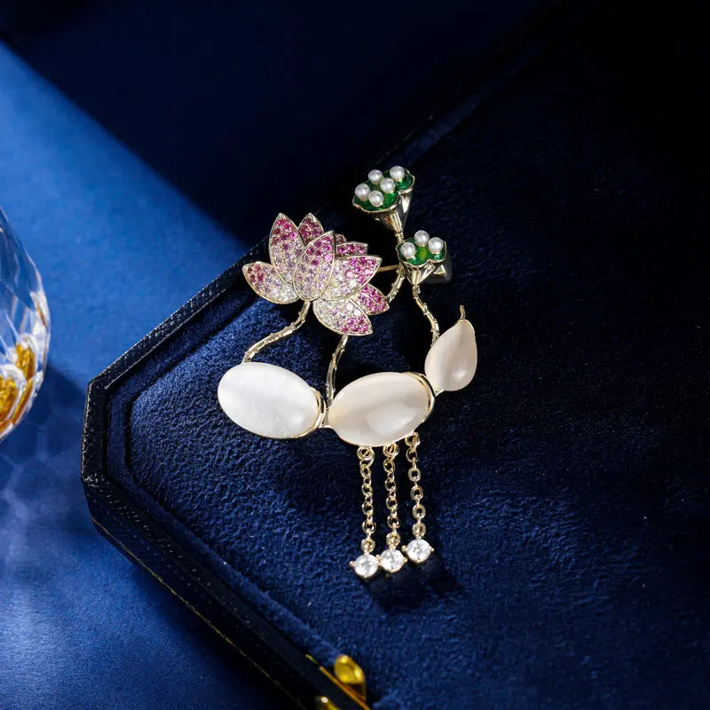Buena suerte Lotus Lotus Cheongsam y accesorios Hanfu broche pin, raíz de loto de alta gama y broche de flor de loto