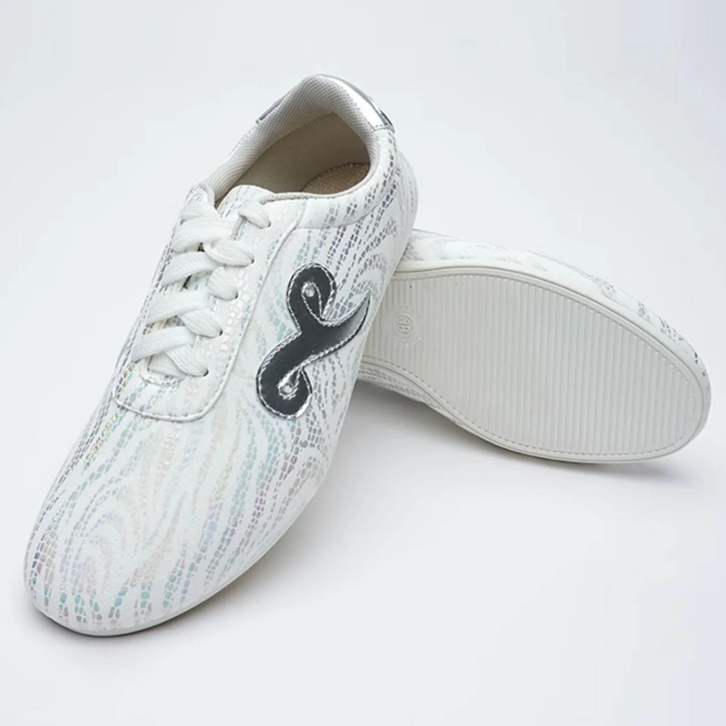 New men's and women's Chinese kung fu performance shoes white and black taiji training shoes karate taekwondo fitness shoes