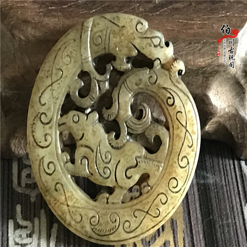 Dong Lao Xiuyu, a high jadeware, carved a pendant on both sides  Pei pendant, hoping for success.