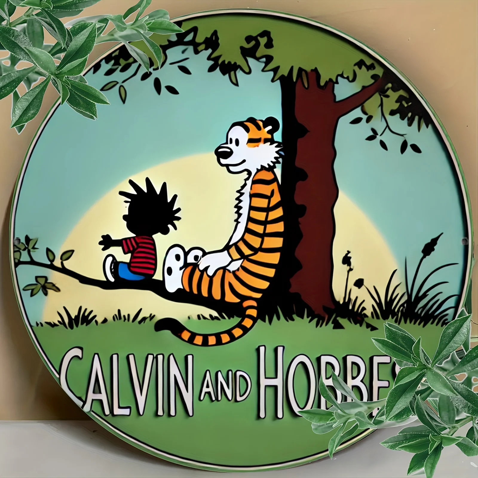 لافتة قصدير معدنية على الطراز العتيق من كالفين آند هوبز - 20.32 × 20.32 سم لوحة فنية جدارية من الألومنيوم مستديرة للمنزل والبار والمقهى والديكور الخارجي