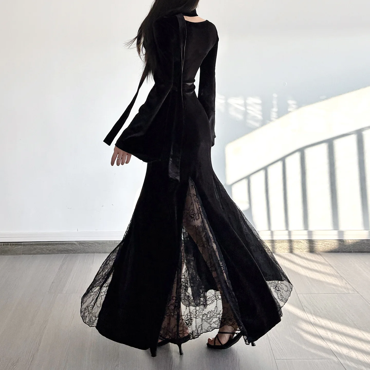 فستان ماكسي مخملي بحاشية من الدانتيل الشفاف على الموضة الداكنة للنساء ملابس قوطي مول فساتين بأكمام مضيئة وشاح للرقبة تفاصيل الهالوين