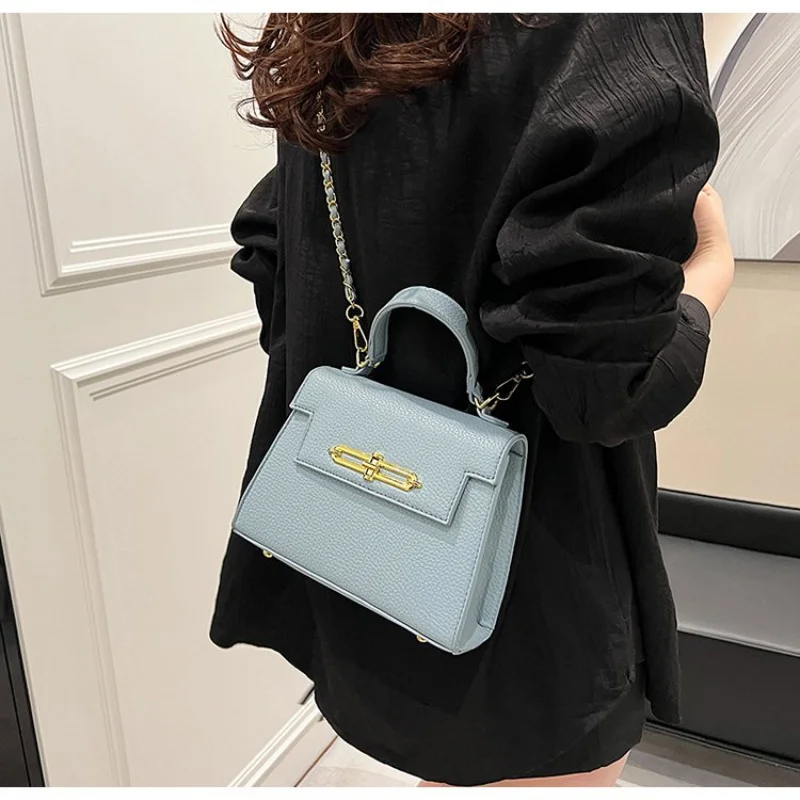 

Классическая женская сумка из кожи красного дерева с защитными латунными ножками и прочной конструкцией