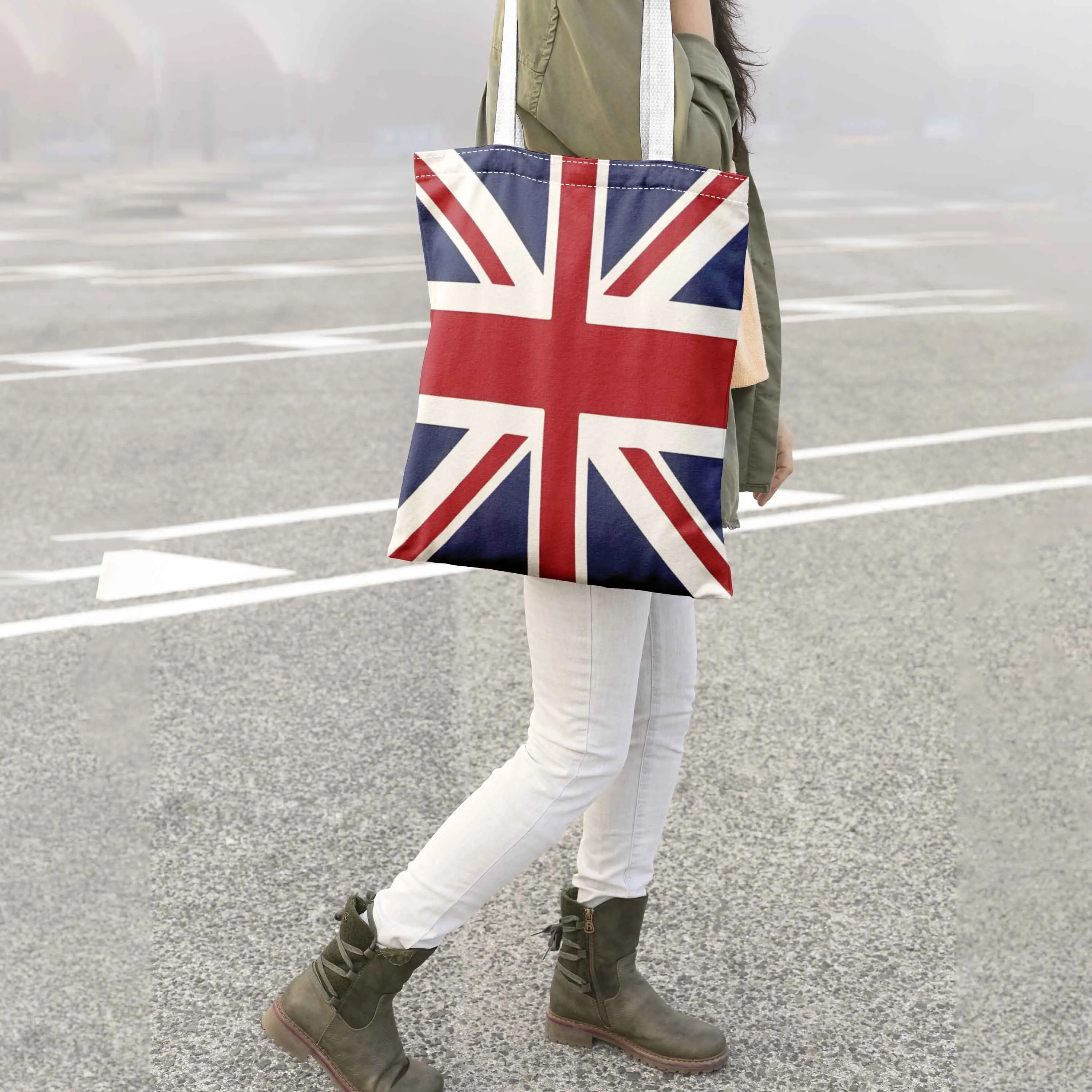 A The flag of the United Kingdom pattern printed canvas tote bag, suitable for daily use, shopping, school, and travel