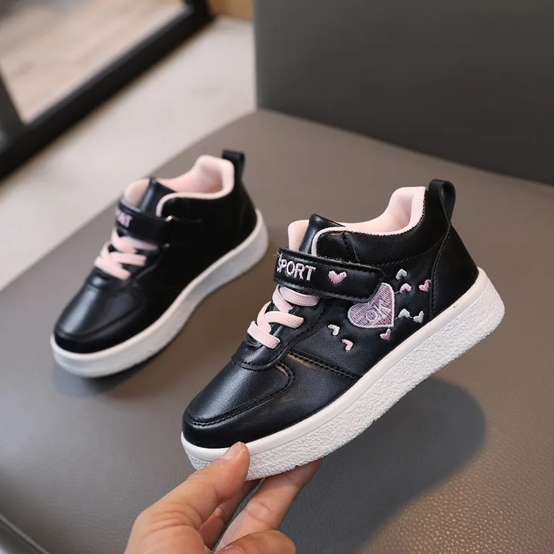 Sneakers per bambini in pelle PU moda scarpe da Skate per bambini traspiranti scarpe da bambina antiscivolo scarpe Casual a cuore versatili Tenis