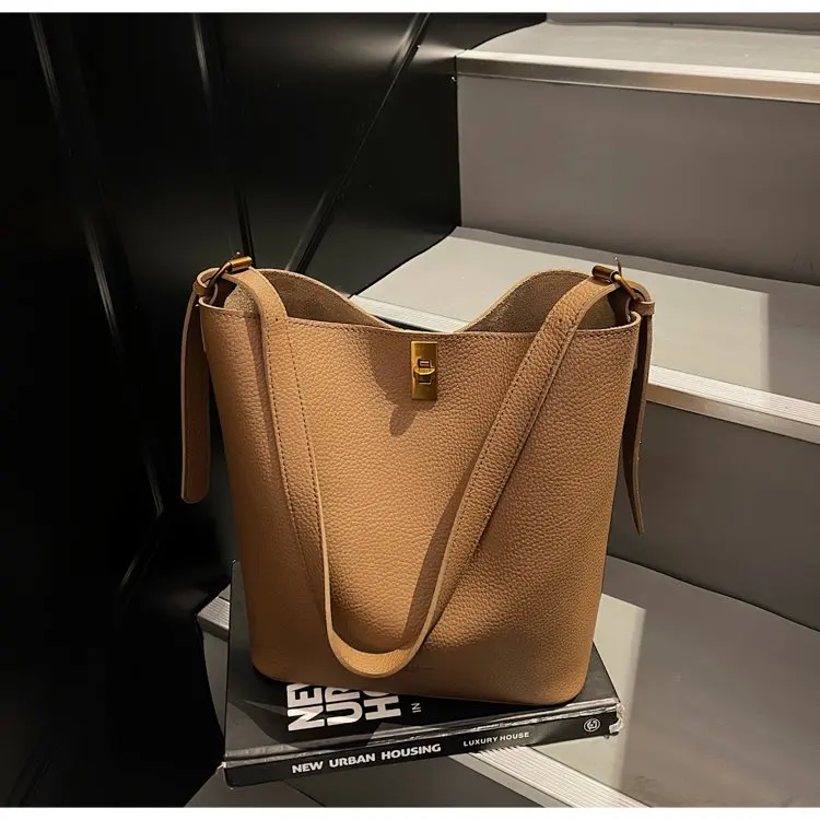 Minimalistische Kamelbraune Kunstleder-Bucket-Bag, genarbte Textur mit Schlossakzent, vielseitige Alltagstasche für Arbeit & Ausflüge – Detail 27