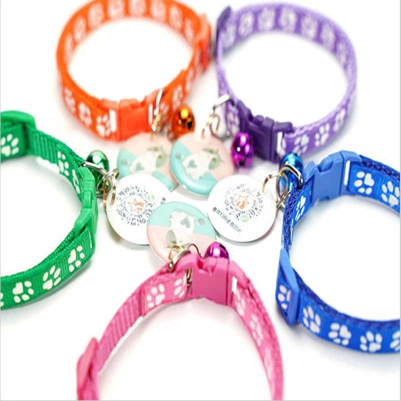 Collar ajustable con estampado huellas y cascabel para gatos y perros - imagen 4