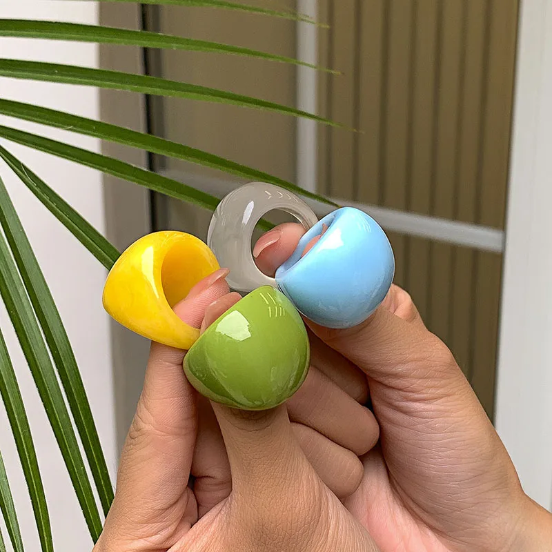 Exaggerated Simple Macaron Color Finger Ring for Women Smooth Irregular Geometric Transparent Resin Curve Rings Party Gift