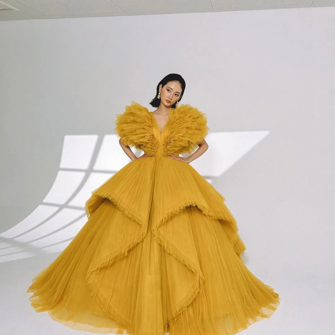 Extra inchado em camadas babados vestidos de baile da mulher com decote em v uma linha festa vestido de noite plissado tule formal celebridade vestidos de gala