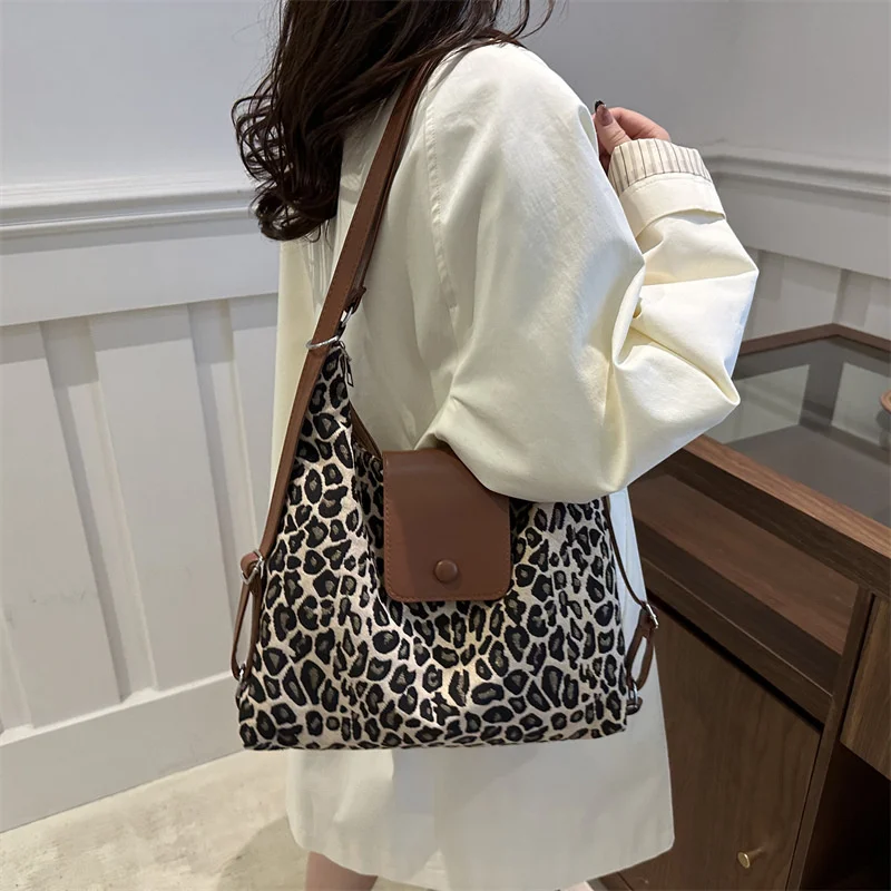 Large-capacity retro portable tote bag female 2024 new wave simple commuting fashion niche shoulder bags for women