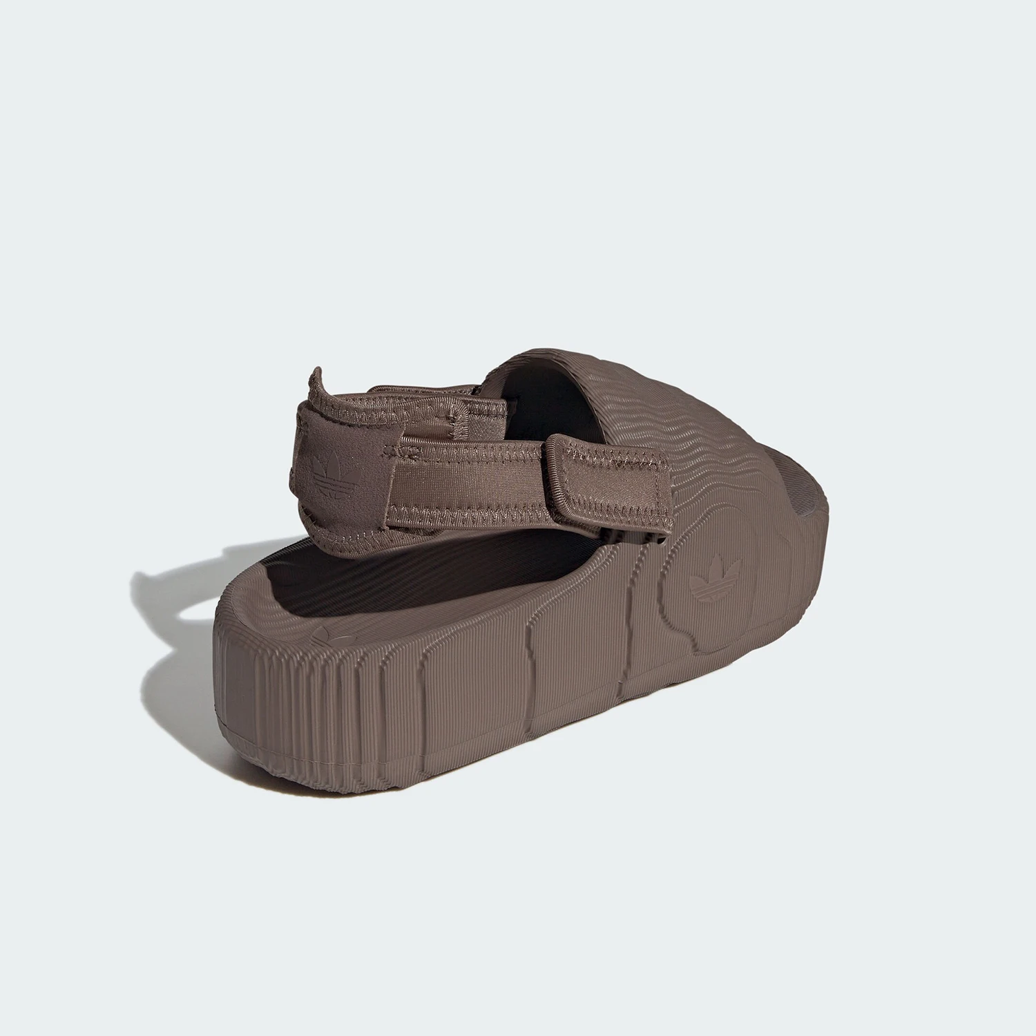 صندل نسائي كلاسيكي متين بنعل سميك من Adidas Originals IE5648