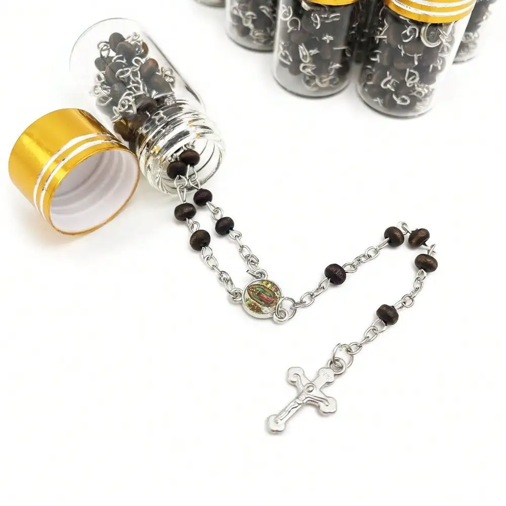 12 rosarios de madera/diamante con aroma a rosa de Nuestra Señora de Guadalupe en frasco de vidrio con tapa plateada/dorada, collar con crucifijo/corazón, recuerdos para fiestas