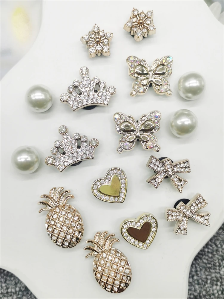 16 Stück Strass-Ananas-Schuhcharms Zubehör ABS Bling Krone Clogs Schuhschnallen Dekorationen DIY Schuhclips Passend für Sandalen – Detail 4