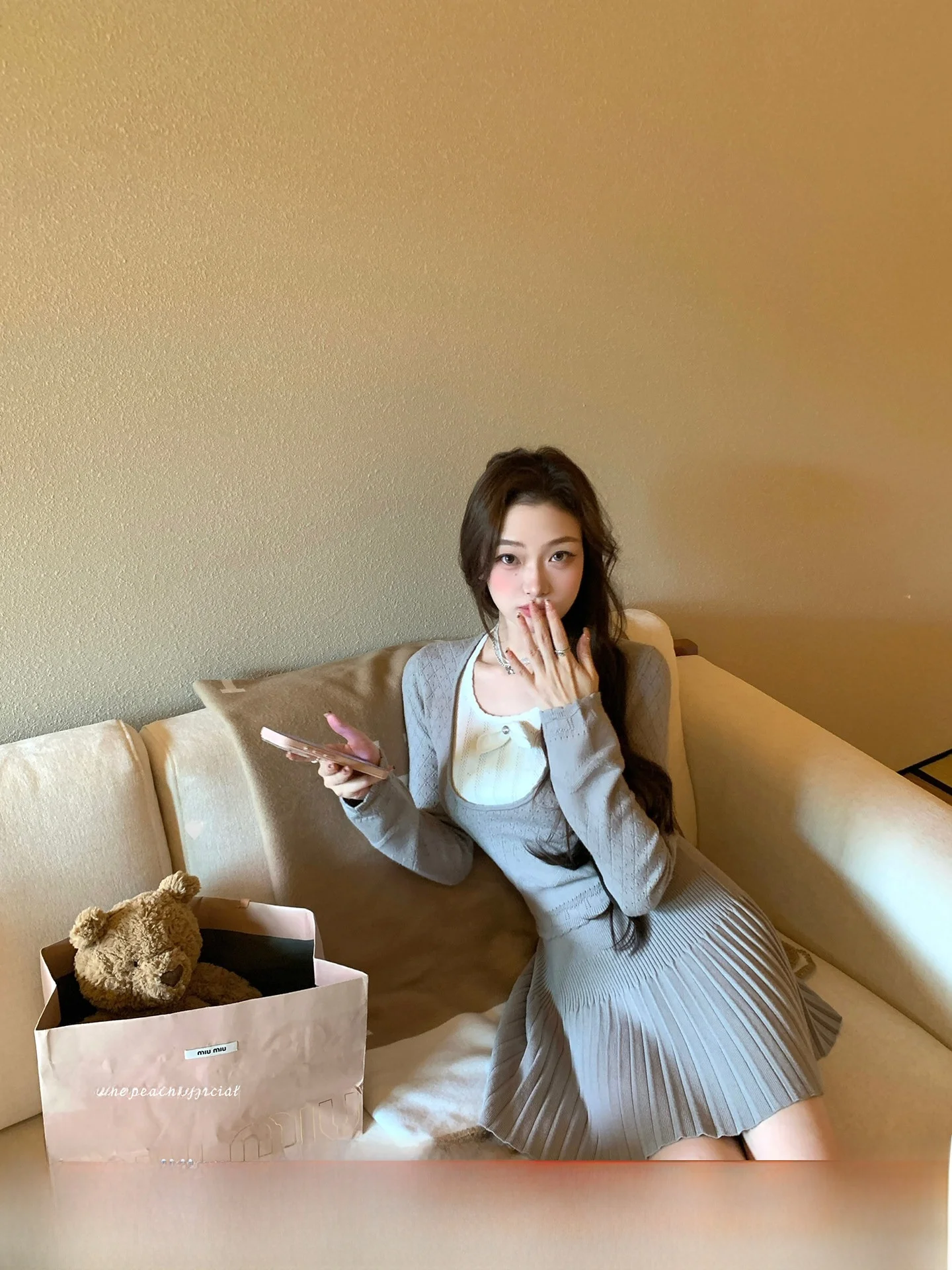 

Комплект ThePeachOfficial: вязаный топ и плиссированная юбка, нежный длинный рукав, круглый вырез, двухслойный дизайн (эффект двух предметов)