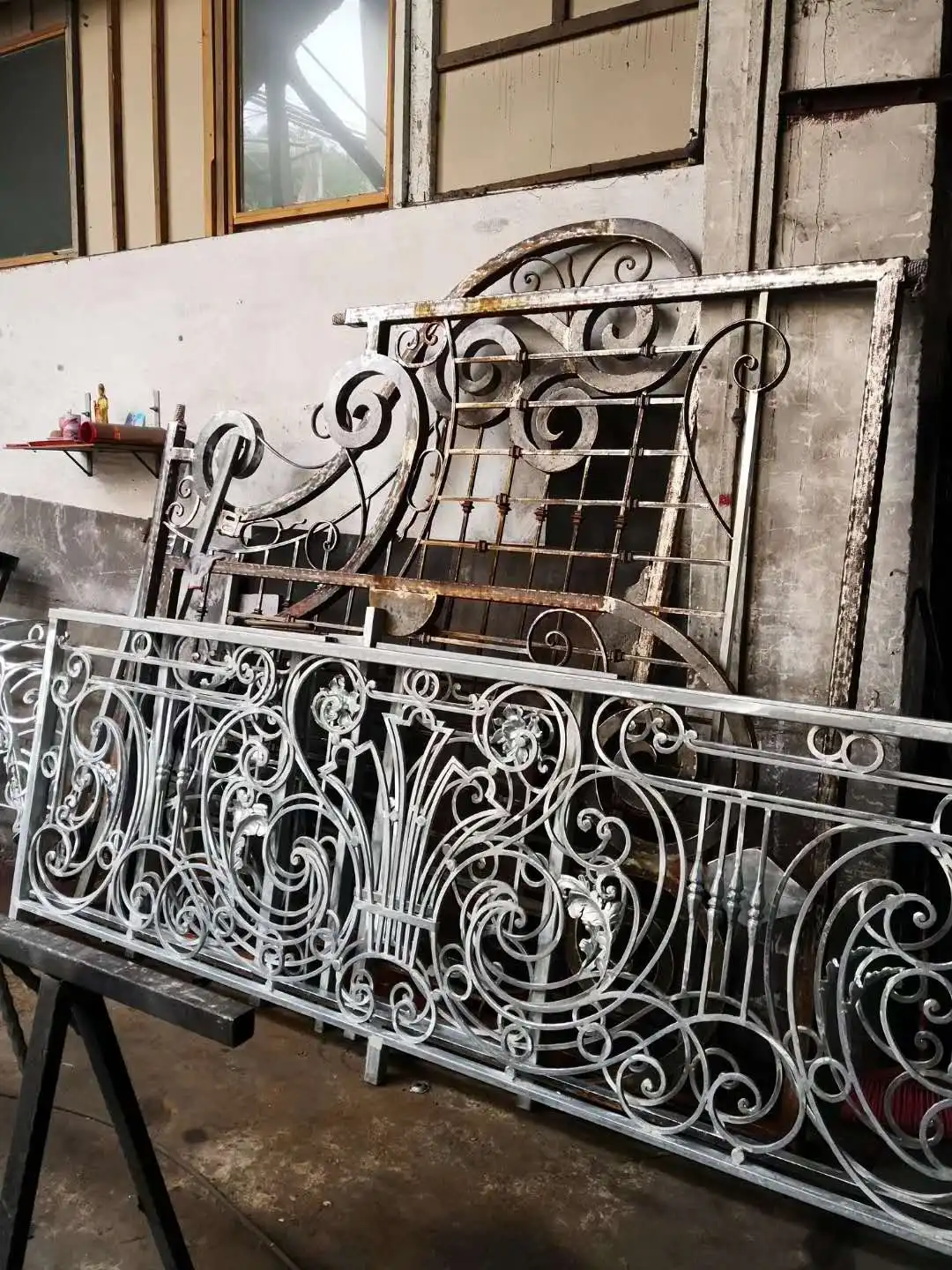 Durable Metal Wrought Iron Stair Railing and Balcony Design for Home Use