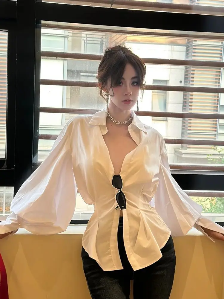 Chemise française à manches lanternes pour femmes au printemps de 2025, haut plissé pincé à la taille fermée pour rendre l'apparence mince et élégante