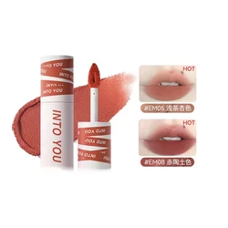 INTO YOU LIP MUD Les lèvres et les joues de la protagoniste féminine sont des touristes Un usage, plongez le visage, la bouche et le rouge Jules Beauty Cosmetics