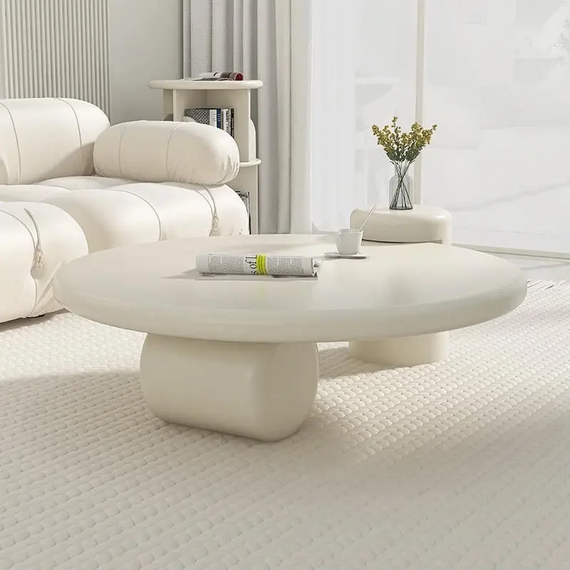 طاولة قهوة مستديرة بالرياح الكريمية، شقة صغيرة على الإنترنت، غرفة معيشة فنية راقية، تصميم منزلي فرنسي بسيط وحديث