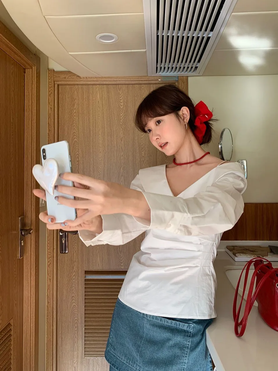 เสื้อผู้หญิงดีไซน์โรแมนติก แขนยาว คอวี โชว์ไหล่ ทรงเอ  ดีไซน์เอวเข้ารูป ทรงไม่สมมาตร ผ้าฝ้าย 100%