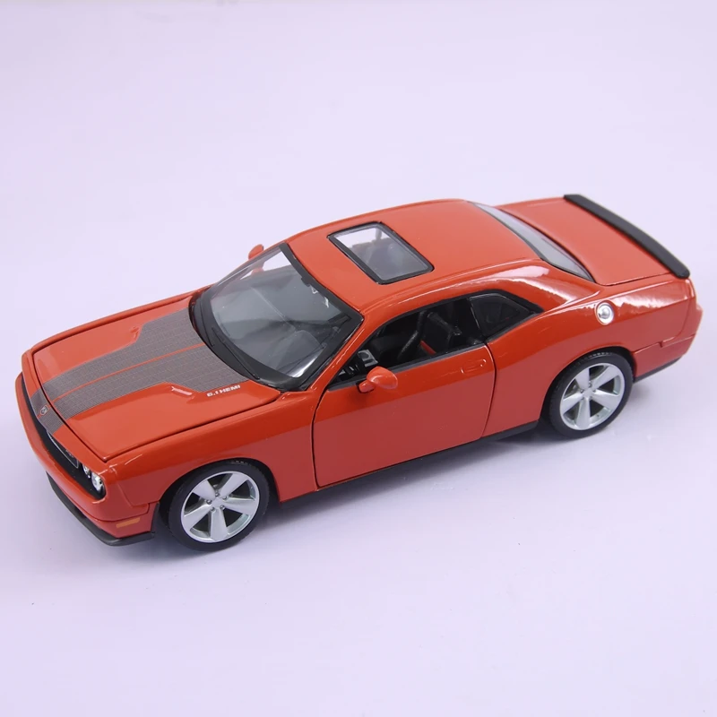 

Модель автомобиля Maisto 1:24, имитация Dodge Challenger SRT8 2008 года, из сплава, статическая, для коллекции, подарок, двери и капот открываются