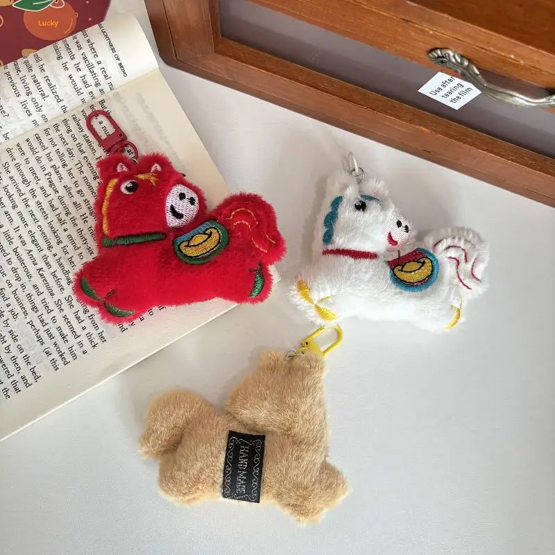 1 قطعة دمية المهر ديكور المنزل حلية 2026 سنة الحصان التميمة ألعاب من نسيج مخملي قلادة لينة واقعية هدايا المولود الجديد