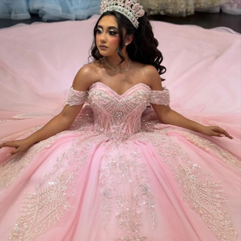 فساتين Quinceanera الوردية اللامعة ثوب الكرة قبالة الكتف الترتر زين الدانتيل الديكور كريستال تول مشد الحلو 16 فستان Vestid