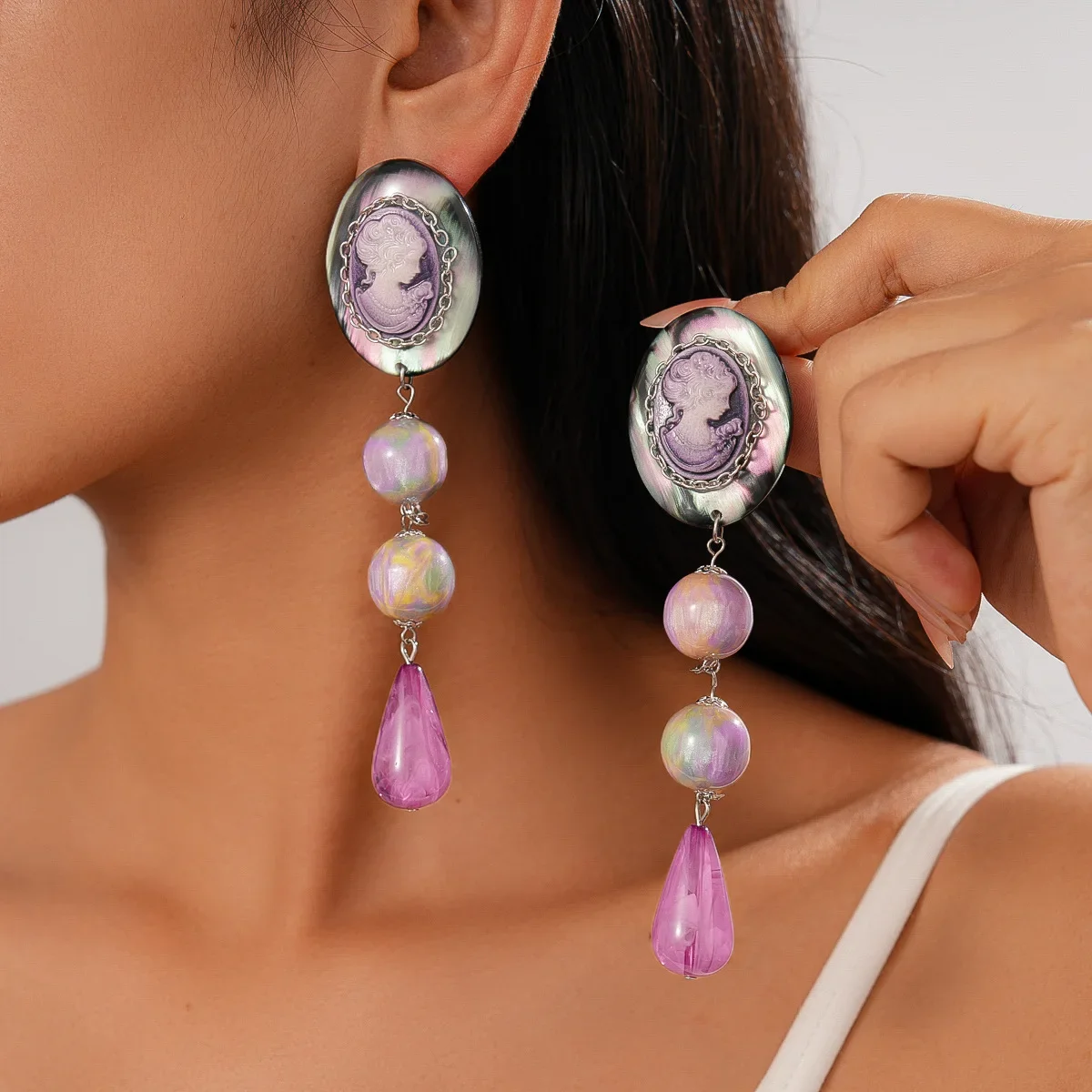 Exaggerated Portrait Resin Dangle Earrings Mediaeval Retro Smuding Round Water Drop Pendant Earring Europe and America Jewelry K