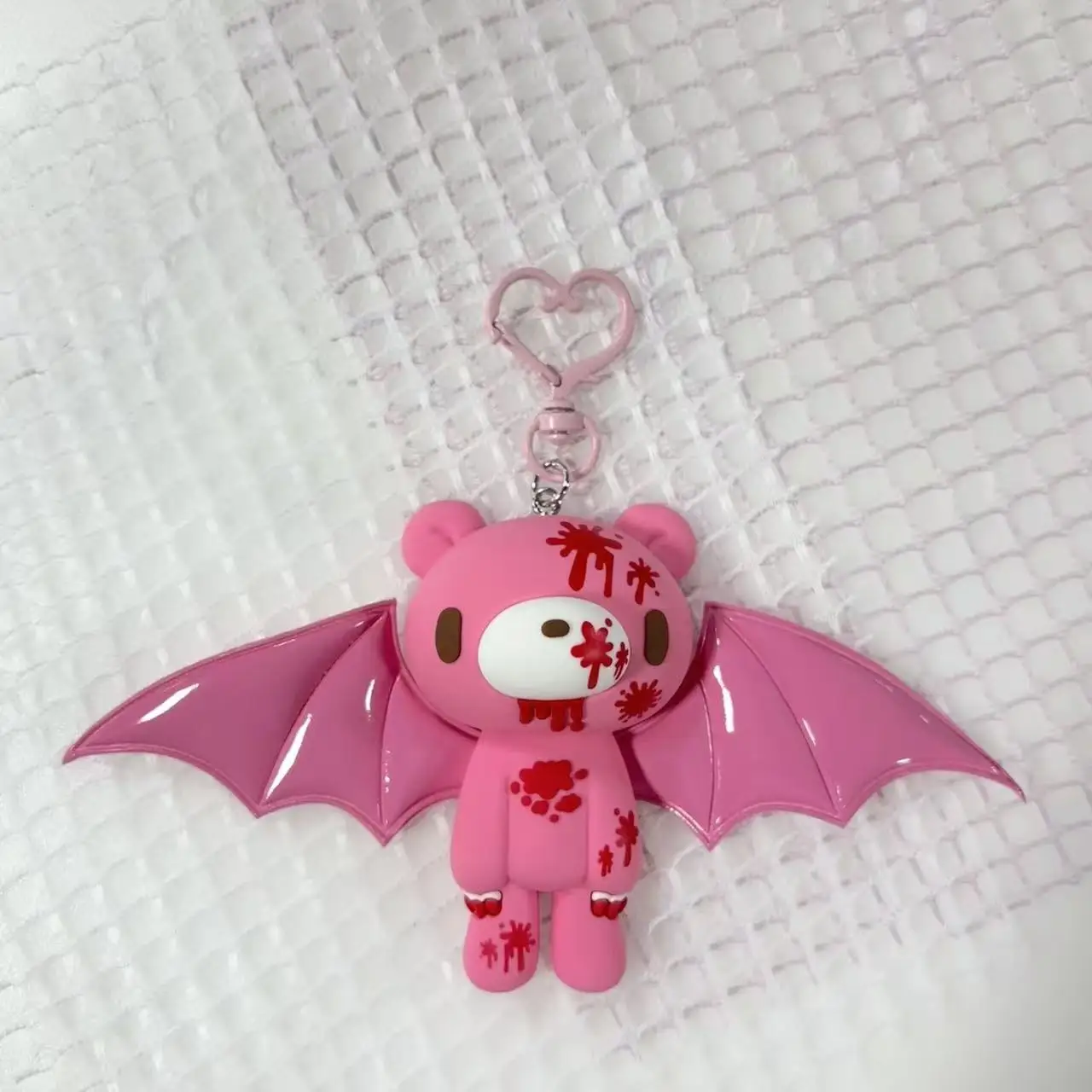 سلسلة مفاتيح فاخرة على شكل دب الخفافيش الداكن - مصنوعة بشكل رائع بتفاصيل دموية وأجنحة لامعة. #6