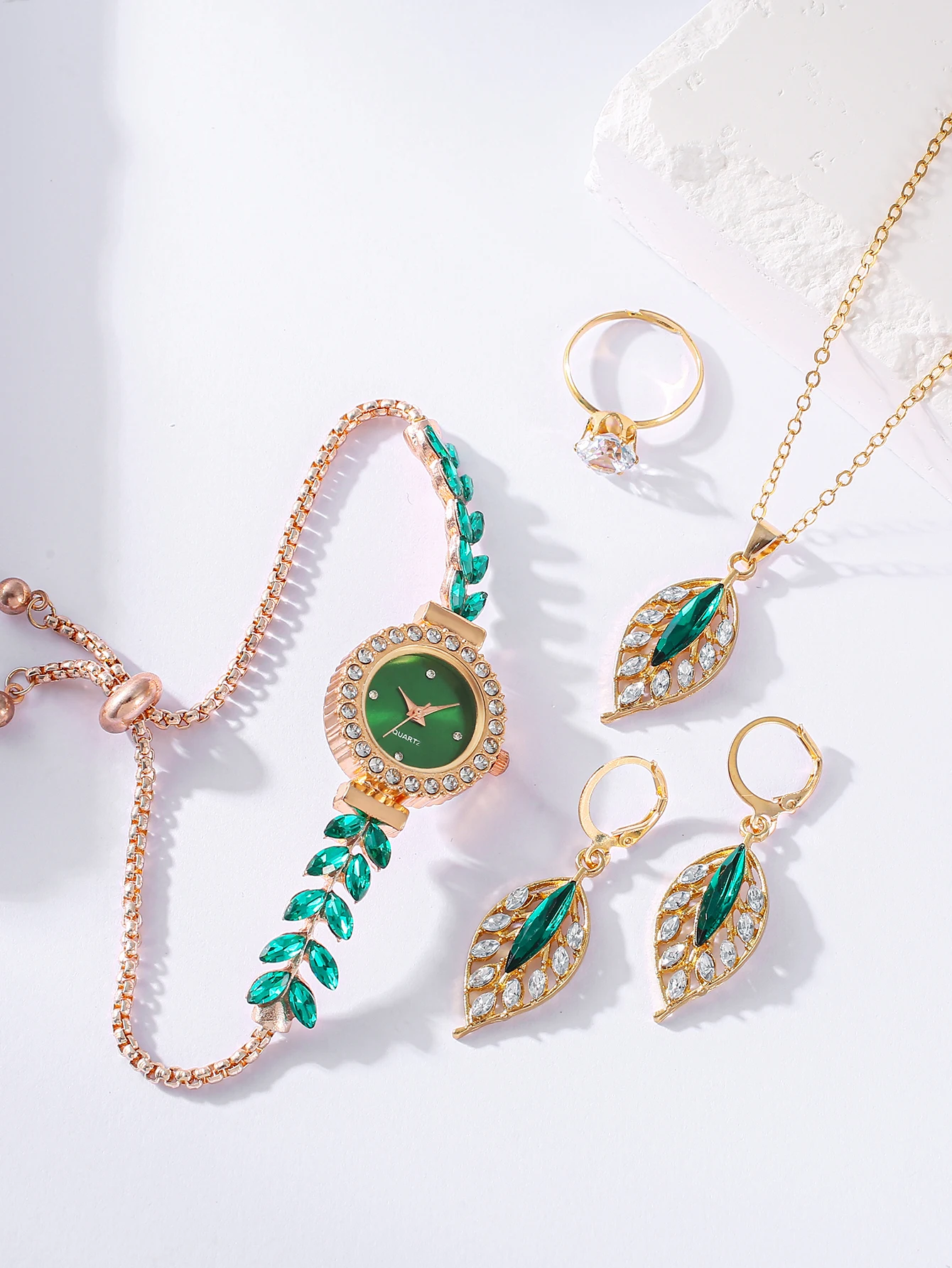 

Light Luxury Small Green Watch Women's Quartz Watch Round Diamond Set Bracelet Watch Color Fashion Retro