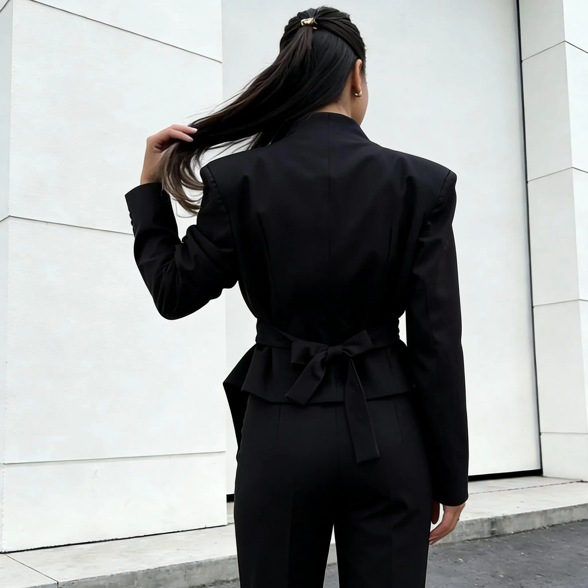 LIMO Ladies Tailored Slim Fit Blazer – Deep V-Neck, Button Detail, Chic Business Casual Suit Jacket
