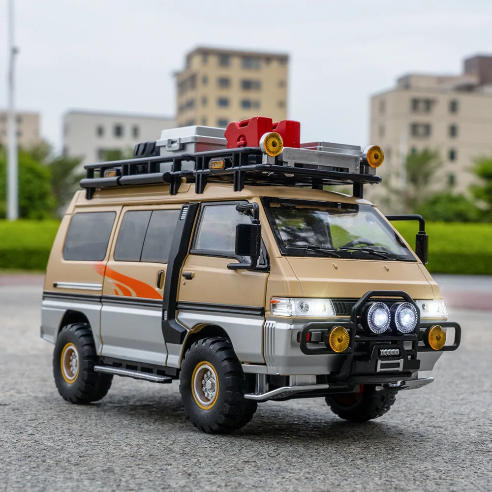 1:24 Mitsubishi Delica Alloy Car Model Diecasts Metal Off Road Camping Vehicles Model Simulation Sound and Light Kids Toy Gift