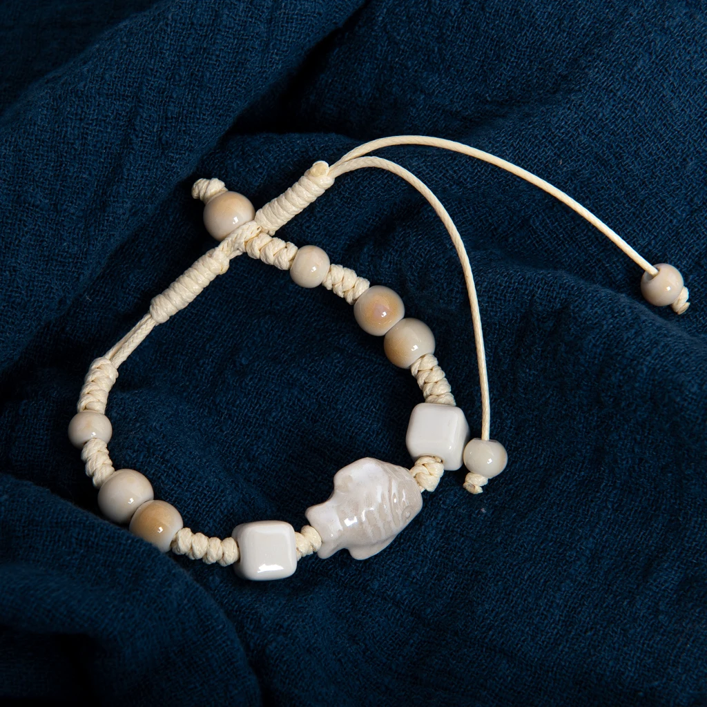 Weißes Keramik-Fischperlen-handgefertigtes Armband, minimalistisches verstellbares Seil, handgefertigter Schmuck für Frauen S03-122