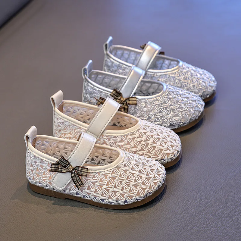 

Детская повседневная обувь, сандалии, весенние туфли с сетчатыми вырезами для девочек, мягкая подошва, на липучке, дышащие, бежево-серебристые, размеры 23-33