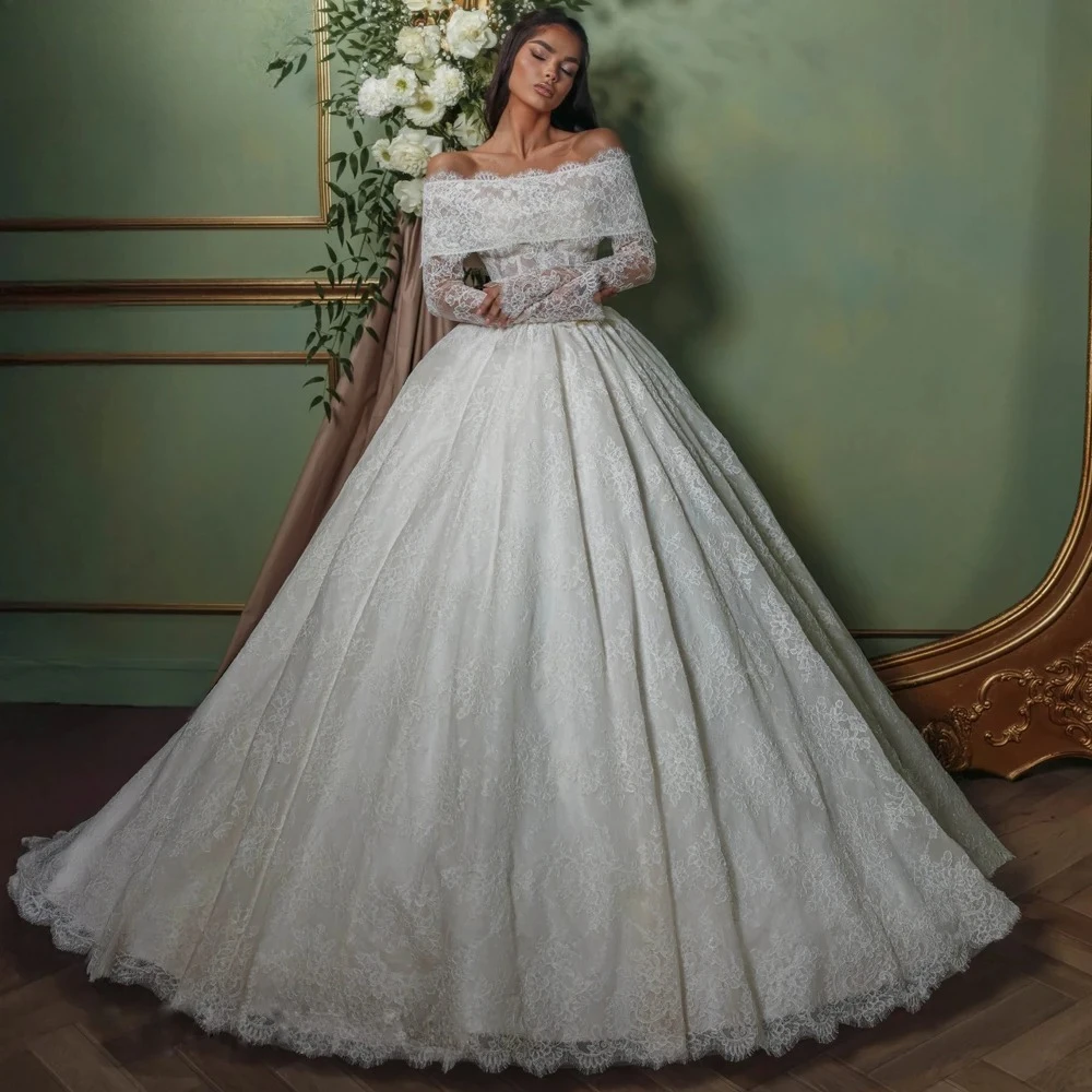 Maßgeschneiderte Ballkleid-Brautkleider aus Spitze, schulterfrei, mit langen Ärmeln und Schleppe