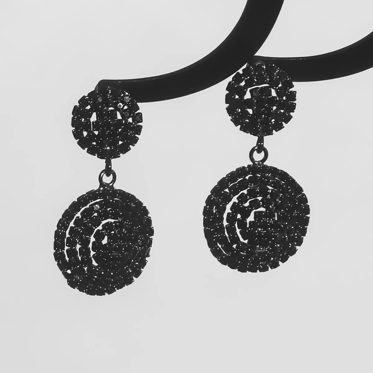 High-end temperament rhinestone double round earrings for women, fashionable and high-end black stud earrings and ear jewelry.