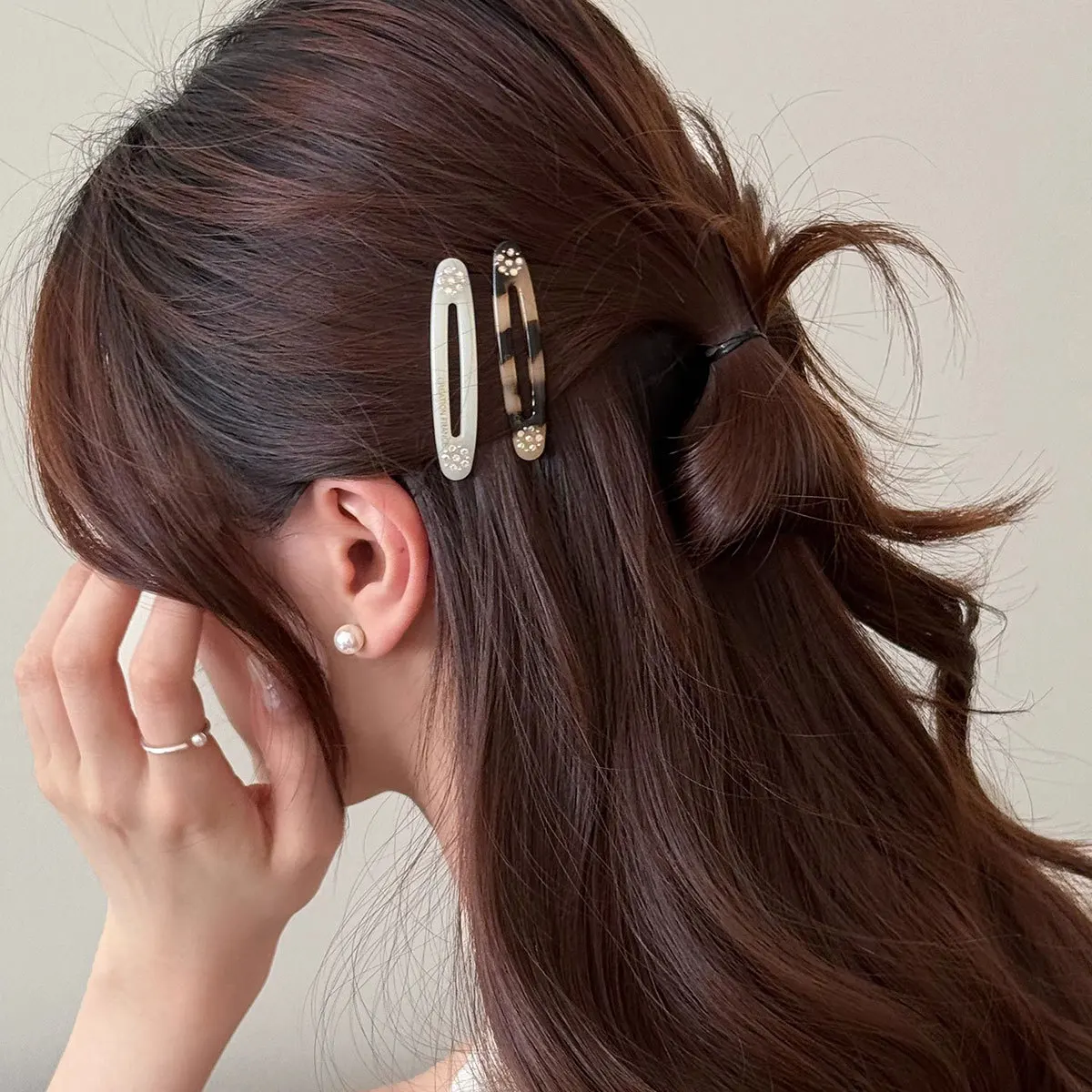 高級ヘアクリップ 1個 アセテート製 ゴールドアクセント クリスタルフラワーデザイン 滑り止め カエル留めクリップ