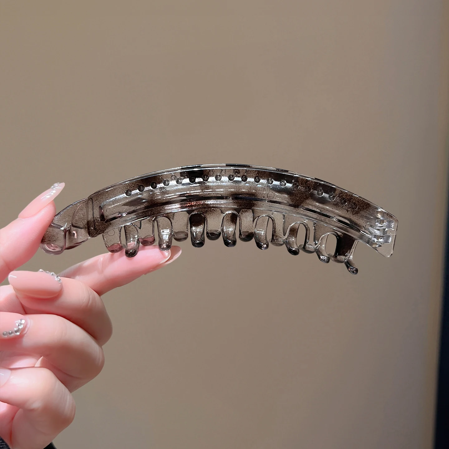 مشبك الموز 2025، حامل ذيل حصان عالي آمن، يتميز بمخلب قوي ومصمم بتصميم قديم لتصفيفات الشعر الأنيقة والمتينة.