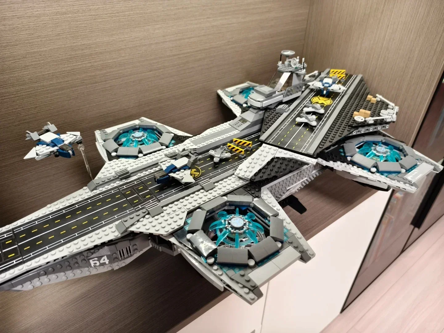 Auf Lager Warship Schild Helicarrier Militär Flugzeug Träger Modell Bausteine Montage Spielzeug