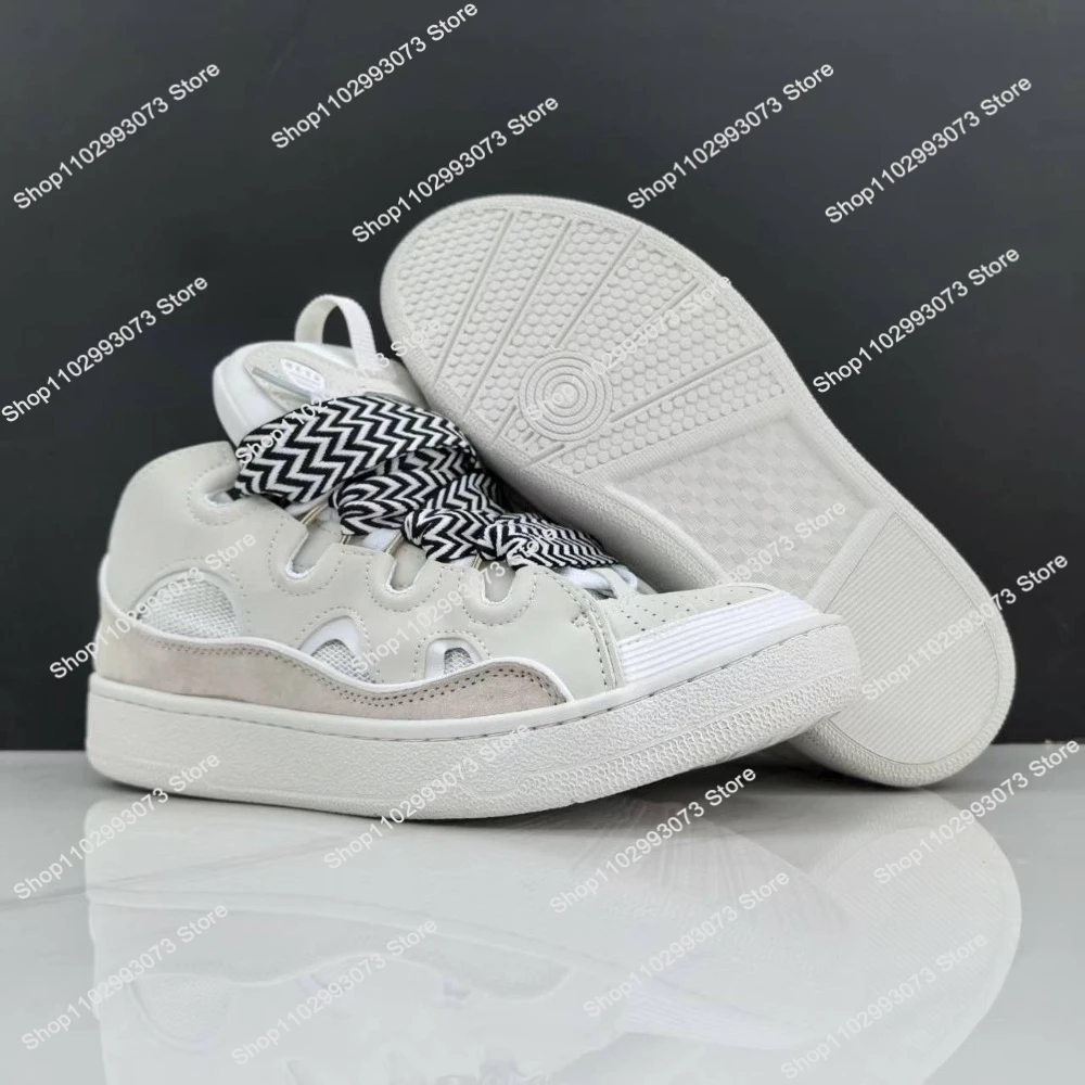 Heren- en dames sneakers van wit leer en suède, casual schoenen, modieuze dikke zool, couples bread shoes, trainers voor dagelijks gebruik