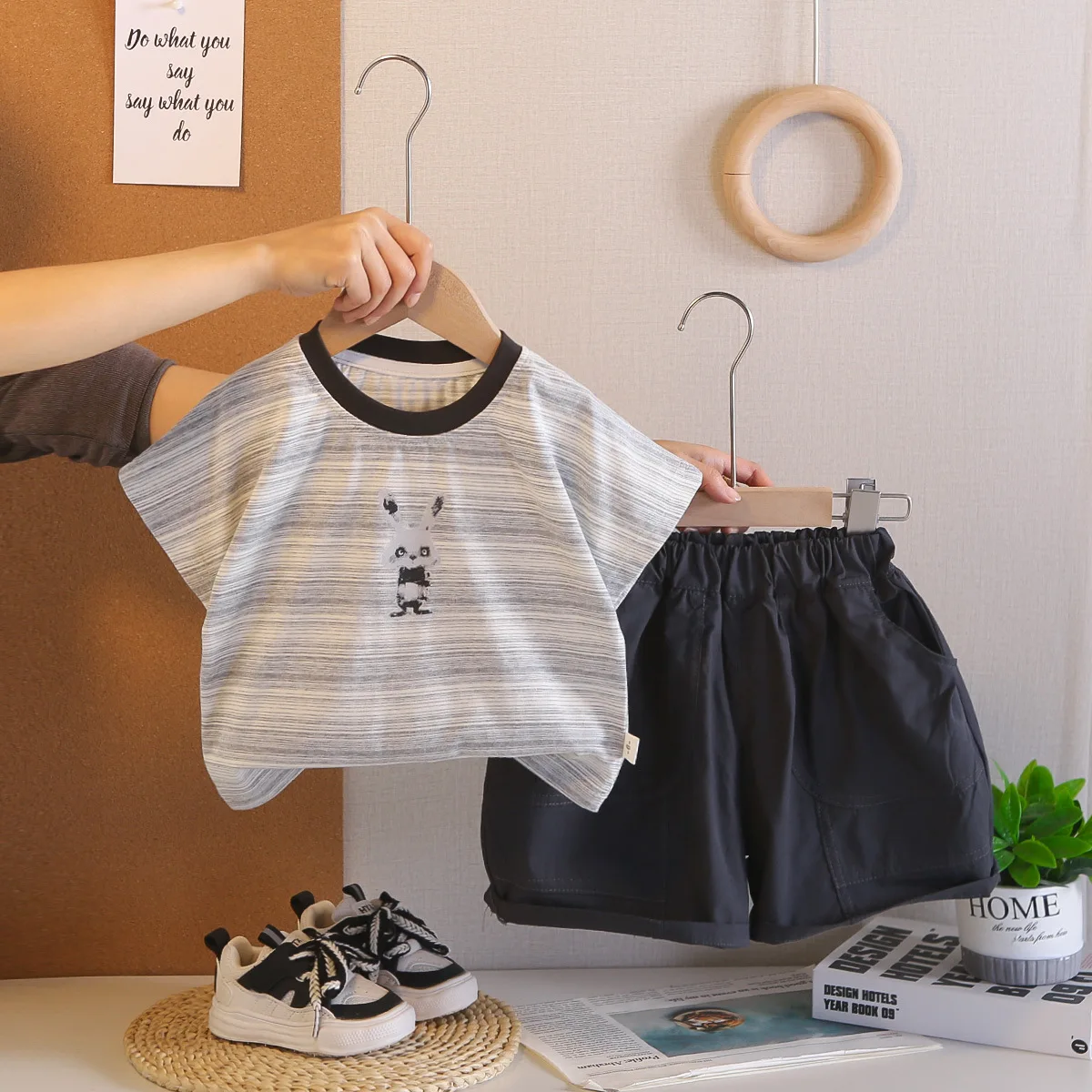 

Комплект одежды в полоску для малышей от 0 до 5 лет, 2 шт., футболка с корейским принтом кролика + шорты-карго, повседневная летняя одежда для маленьких мальчиков и девочек