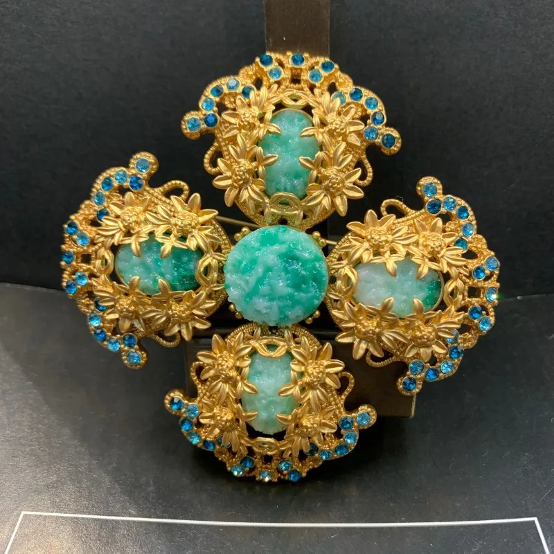 

Retro Medieval Hollow Carved Flower Carved Women's Brooch Designer Luxury Palace Gemstone Gold-plated Flower Women's Brooch