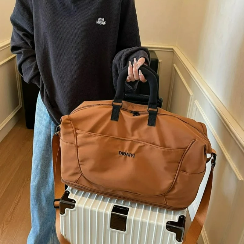 

Простая и стильная спортивная сумка на одно плечо большой вместимости, универсальная дорожная сумка, изготовленная из водонепроницаемого нейлона.