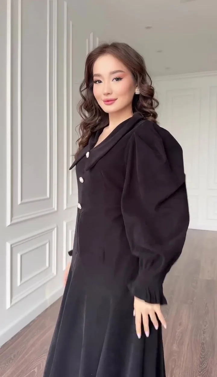 فساتين نسائية عصرية بفتحة جانبية ورباطات، بتصميم واسع، بأكمام بوقية وياقة مطوية وأزرار، بخصر عالٍ وفضفاضة بطول الركبة، مناسبة للربيع والخريف