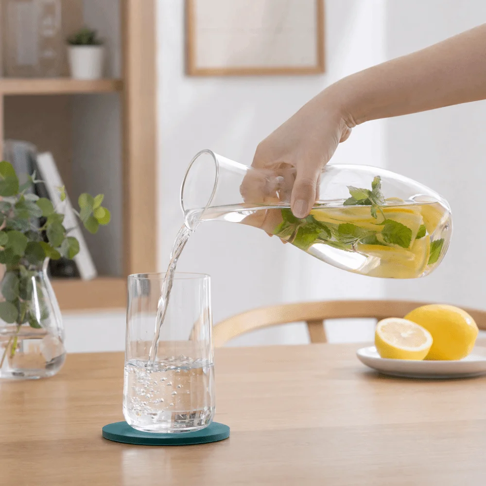 Practical Transparent Acrylic Pitcher Narrow Neck Juice Bottle Beverage Carafe Restaurant