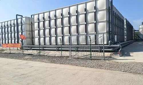 Pannelli FRP di grande capacità per impianti di purificazione dell'acqua da 50000 galloni Serbatoio dell'acqua atornito