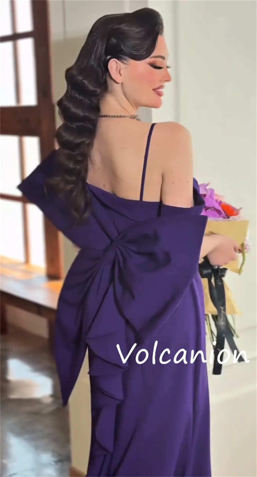 カスタマイズされたシンプルなジャージーボウプリーツトランペットスパゲッティストラップロングドレスオーダーメイドの機会モダンなスタイルのファッション