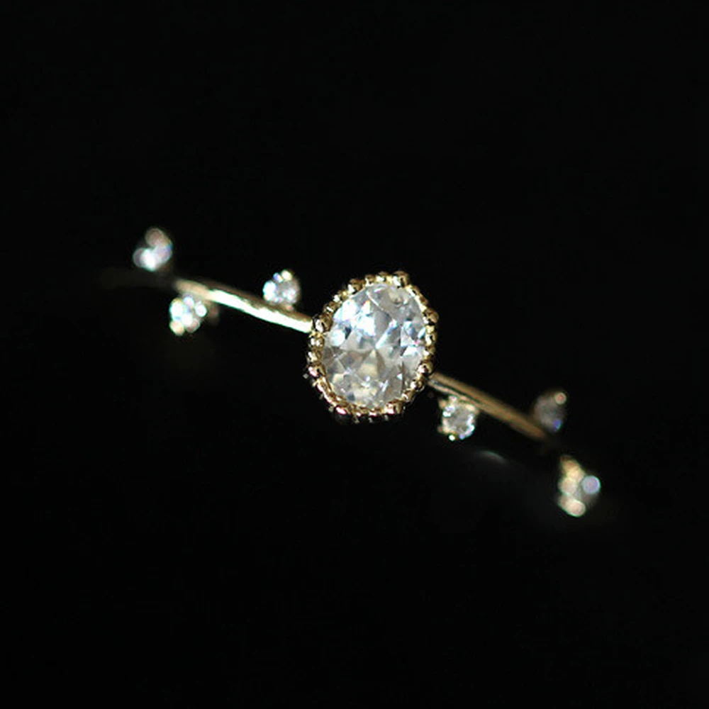 Huitan einfaches Design Frauen Fingerring mit Kristall Zirkonia ausgefallene weibliche Ringe für Party Phantasie Geschenk Aussage Schmuck