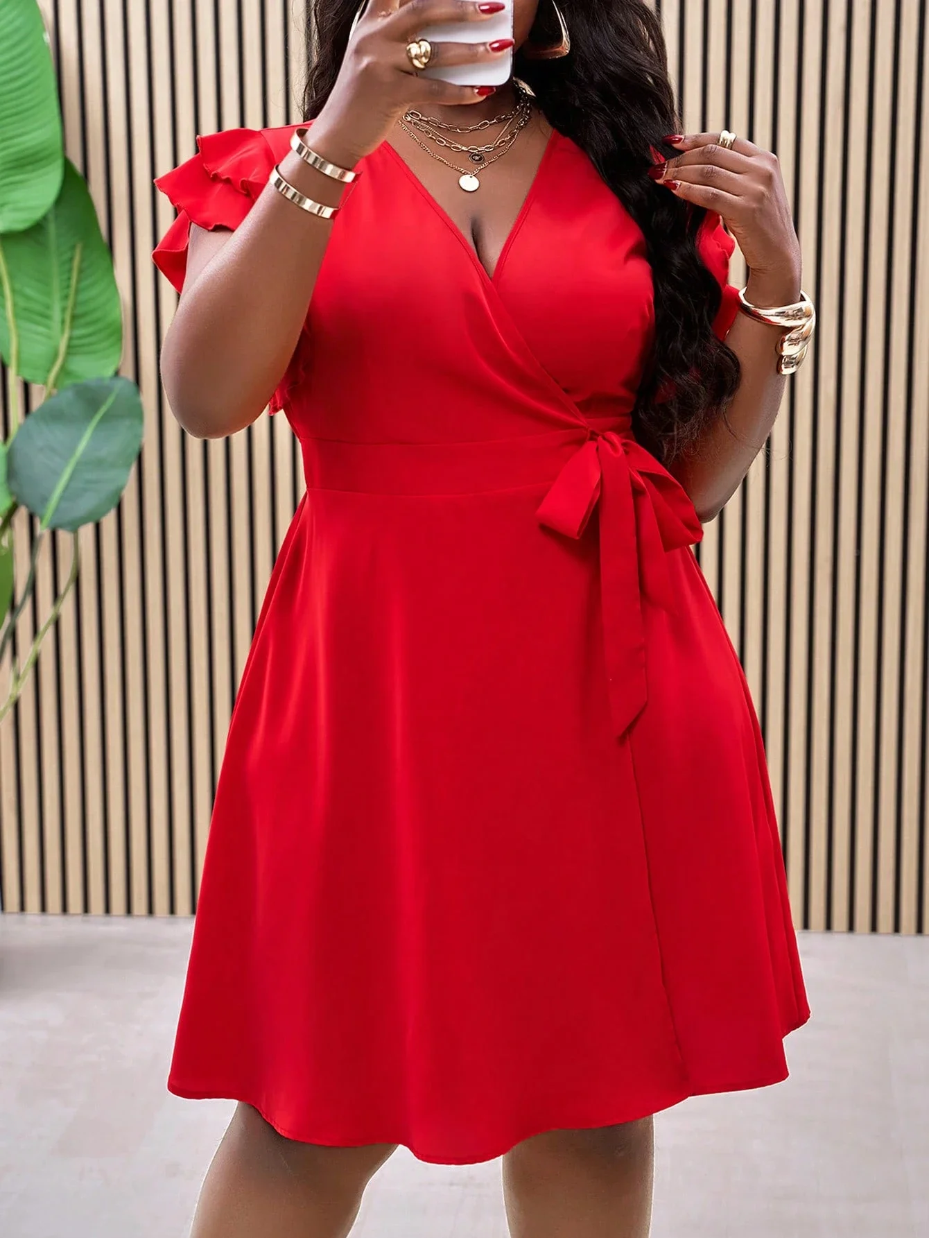 Vestido rojo con doble volante y cintura atada, estilo ajustado y acampanado, ideal para vacaciones de verano.