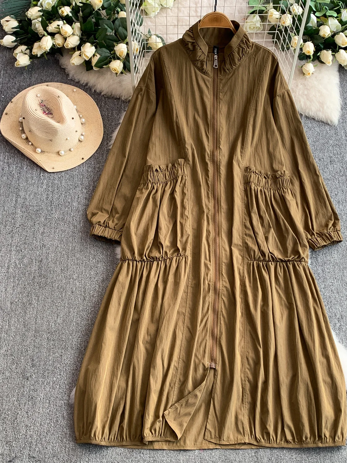 Damska kurtka wiatrówka plus size w stylu vintage, khaki, plisowana, ze stójką, luźna, wyszczuplająca, długa, jesień, moda.