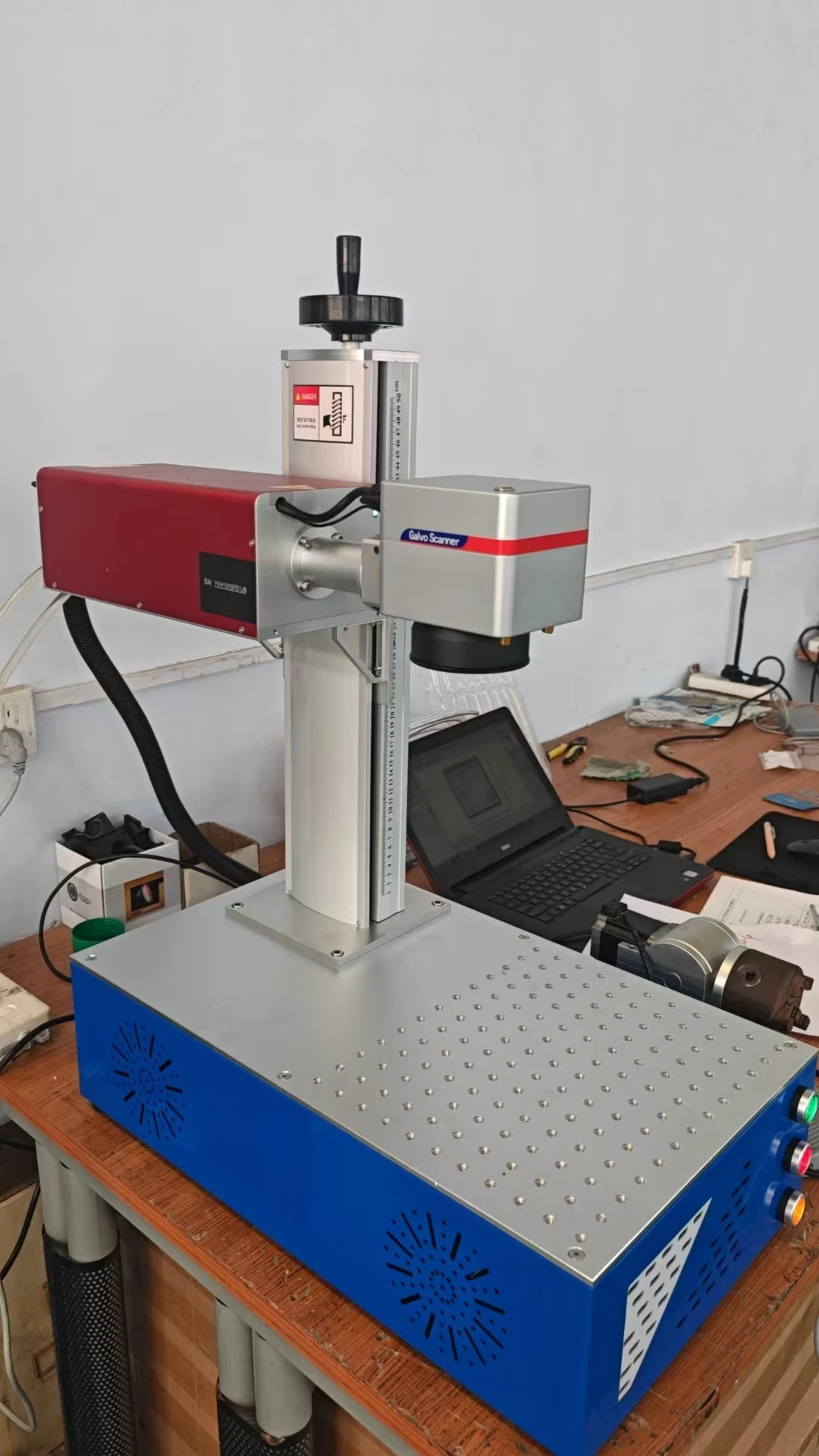 CRS 5 واط الأشعة فوق البنفسجية آلة التعليم بالليزر الطول الموجي 355nm 10 واط الأشعة فوق البنفسجية آلة الحفر بالليزر للمعادن الزجاج الخشب الاكريليك بولي كلوريد الفينيل تبريد المياه